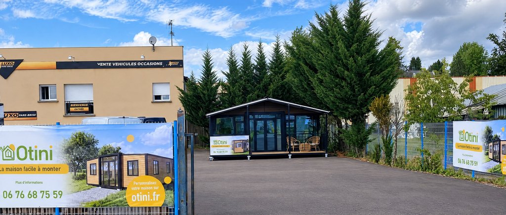 Le showroom Otini vu depuis la rue, une maison pliable montée sur la cour